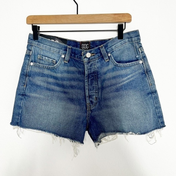 BDG URBAN OUTFITTERS BOYFRIEND LOW RISE WOMEN SIZE 27 DENIM CUT OFF SHOR… - Picture 2 of 5